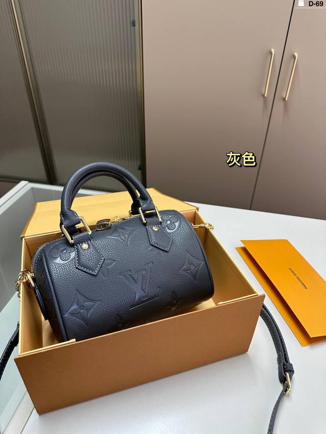 Lv Speedy20枕头包 满足日常需求上 搭配了精致小巧可自行多种穿戴方式的配饰 经典重现 轻便又时尚 D-69尺寸20.10.13折叠盒