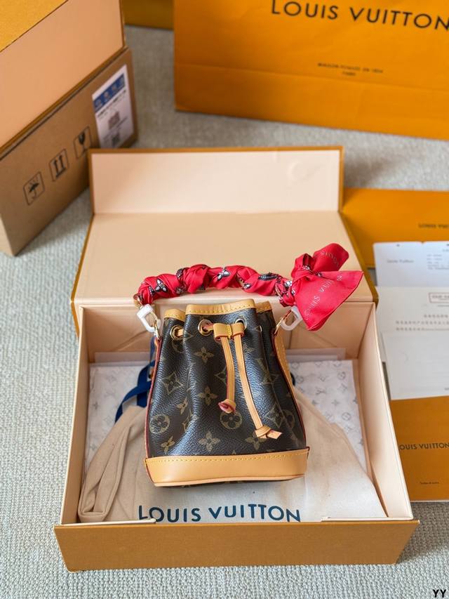 牛皮 配丝巾 2024 手提 代购级 Lv Mini小水桶包！不得不买的好货！老花nano系列最夯超迷你水桶包！这只几乎身边朋友人手一只，太q！ 配变色皮。做工