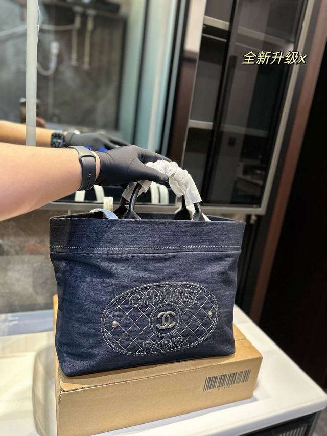 -只美式海军风的中古chanel.牛仔沙滩包太好搭配了~牛仔布的材质摸着很舒服 Chanel Vintage美式条纹海军风tote沙滩包成色很不错，还是耐磨耐用