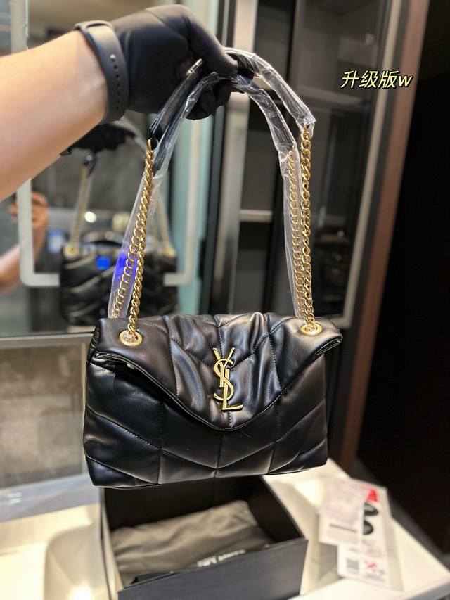 折叠礼盒 Size:28.18Cm 圣罗兰云朵包包 Loulou Puffer 绗缝小羊皮包 犹如怀抱云朵般的感受 折叠礼盒 Size:28.18Cm 圣罗兰云朵包包 Loulou Puffer 绗缝小羊皮包 犹如怀抱云朵般的感受