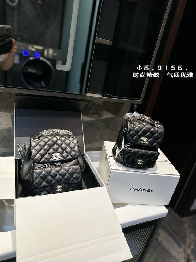 折叠飞机礼盒 香奈儿 Chanel Gabrielle 小香 双肩包经典一直很喜欢 自重很轻又很能装, 任何场合都能背,适配任何风格。 很经典的一款包,背个几年 折叠飞机礼盒 香奈儿 Chanel Gabrielle 小香 双肩包经典一直很喜欢 自重很轻又很能装, 任何场合都能背,适配任何风格。 很经典的一款包,背个几年