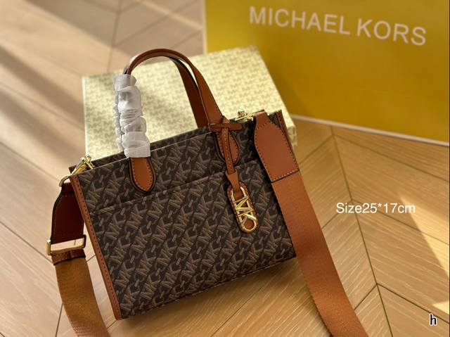 配盒 全新的empire链条立体感的链条设计，使老花更具时尚，年轻活力的感觉老花设计，延用mk经典配色，呼应美拉德风格配色，沉稳又低调，更加适合职场通勤 可拎可