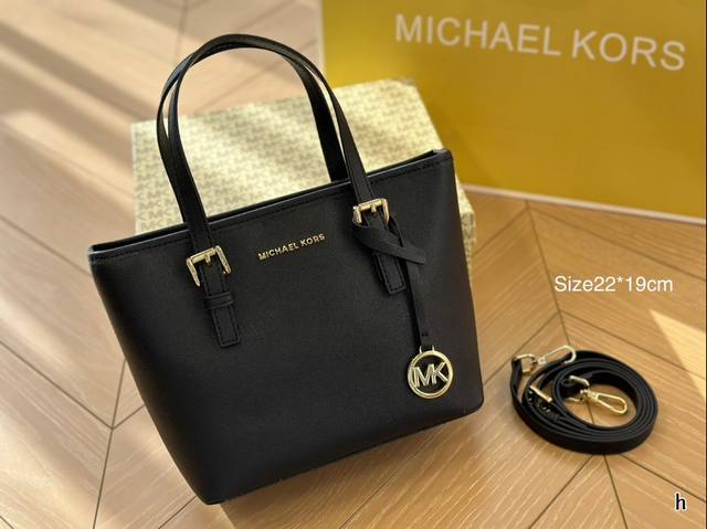 配盒 尺寸22*19 Mk购物袋 耐磨又百搭，质感非常好 真的是必入款！！