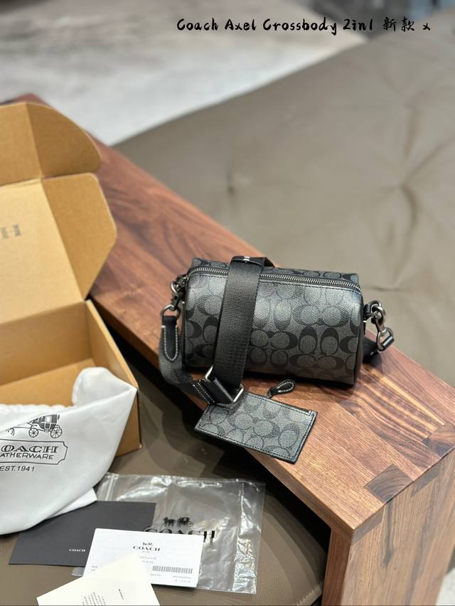 Coach Axel老花圆筒包二合一单肩包男女通用斜 Axel老花圆筒包二合一单肩包男女通用斜挎包经典搭配工艺材质休闲百搭斜挎包采用精湛镶嵌细工，实物拍摄面料配