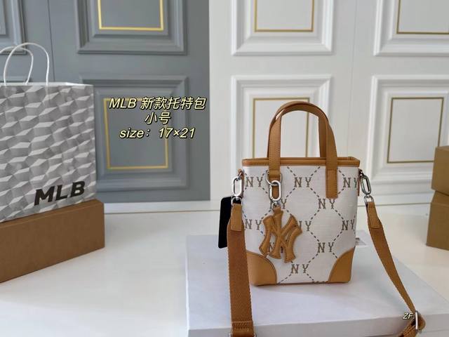 小号 飞机盒 Size:17×21小号 Mlb老花新款托特菜篮子包 人气爆款,实用又能装~ 宽肩带,不勒肩,可调节 空间超,日常出街必备 小号 飞机盒 Size:17×21小号 Mlb老花新款托特菜篮子包 人气爆款,实用又能装~ 宽肩带,不勒肩,可调节 空间超,日常出街必备
