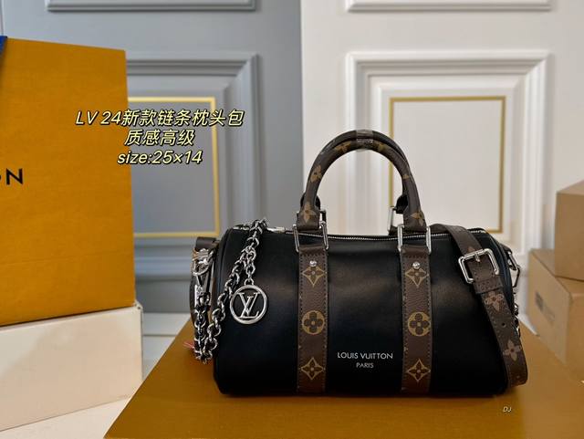 折叠盒飞机盒 Size:25×14 Lv 路易威登24新款链条枕头包 经典黑色拼老花皮革,质感高级 新款的肩带可以调节拆卸 线条精致,小巧轻便又时尚~ 细节质感 折叠盒飞机盒 Size:25×14 Lv 路易威登24新款链条枕头包 经典黑色拼老花皮革,质感高级 新款的肩带可以调节拆卸 线条精致,小巧轻便又时尚~ 细节质感