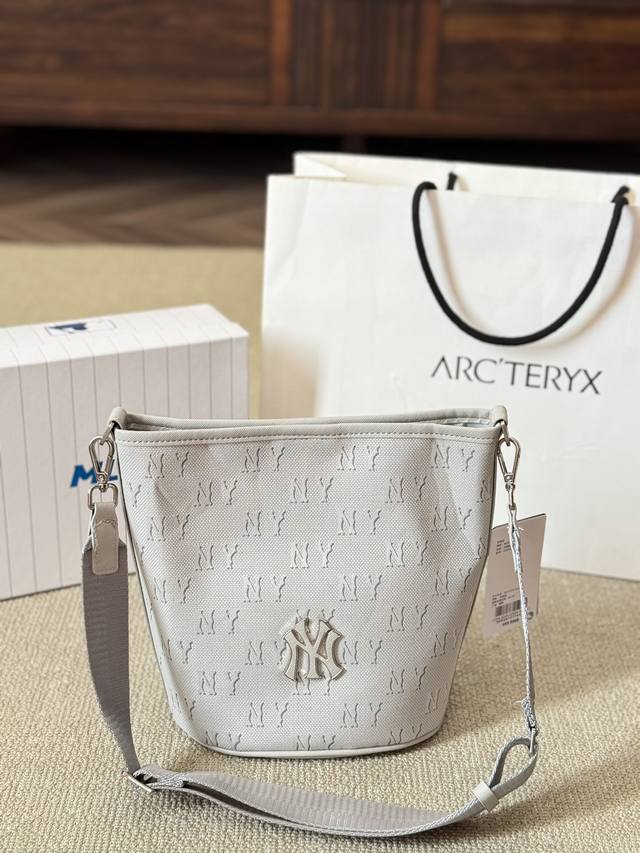 Mlb 人气爆款 水桶包 实用又能装 宽肩带 不勒肩 可调节 超能装! 使用率太太太高了! 书本 水杯 补妆小东西 一通乱塞 尺寸20 24Cm Mlb 人气爆款 水桶包 实用又能装 宽肩带 不勒肩 可调节 超能装! 使用率太太太高了! 书本 水杯 补妆小东西 一通乱塞 尺寸20 24Cm