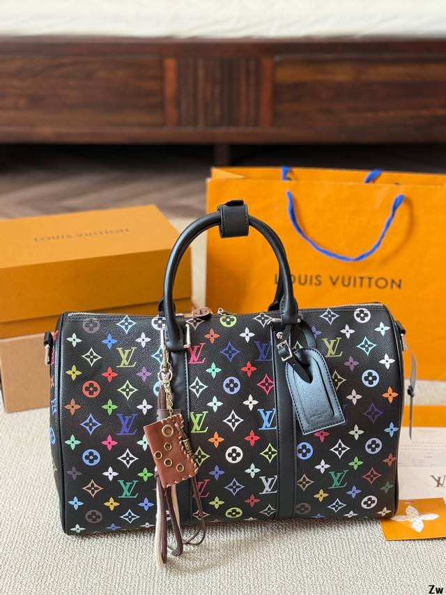 超酷中lv Keepall老花旅行袋 Lvkeepall 出差旅行最常用的一只包 这是超酷的一只包 可以做健身包，也可做旅行袋 容量超级感人非常的实用 出差三四