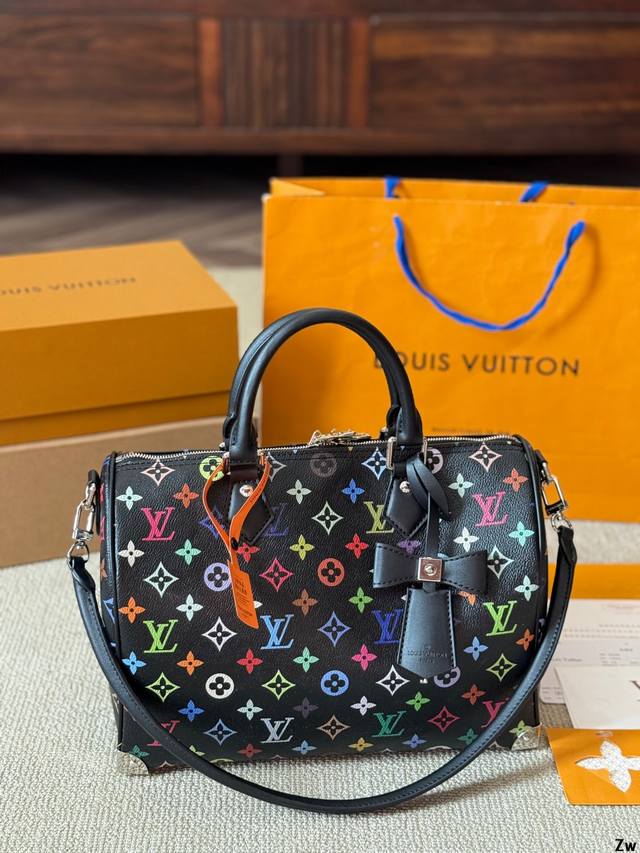 男帅女飒！！Lv Keepall30 真的泰裤辣 路易威登 Keepall 30 黑色老花有辨识度又低调 City的行李牌整个包包有不单调 尼龙宽肩带 上身也不