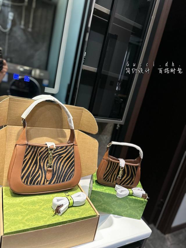 礼盒包装 酷奇gucci Jacket 腋下包. 高级时髦拿捏住啦 不显老气好好搭啊 而且貌美气质加成好高的呀～ 爱死了这份从容优雅尺寸：