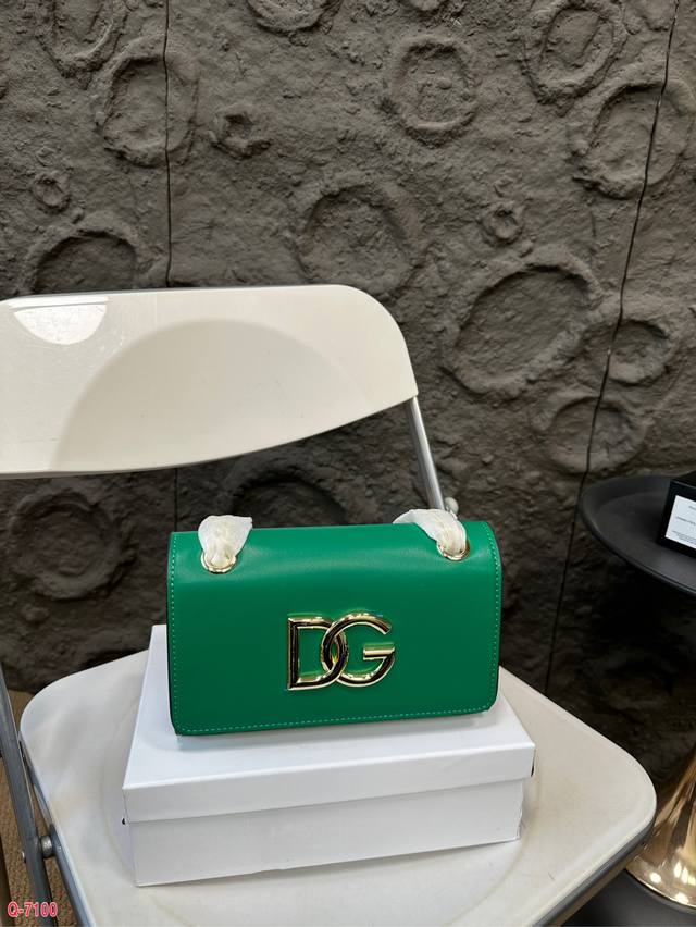 配礼盒 Dolce & Gabbana 杜嘉班纳 小方包 简单时尚为主，同时打造时尚而优雅的造型.最爱的包包 #包包不重样尺寸21.13Cm