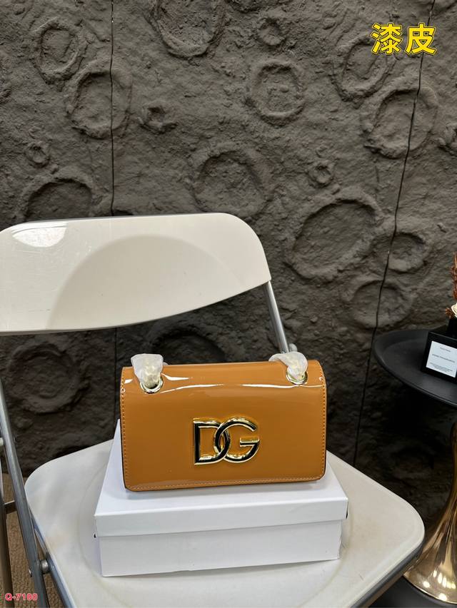 配礼盒 Dolce & Gabbana 杜嘉班纳 小方包 简单时尚为主，同时打造时尚而优雅的造型.最爱的包包 #包包不重样尺寸21.13Cm