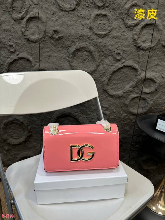 配礼盒 Dolce & Gabbana 杜嘉班纳 小方包 简单时尚为主，同时打造时尚而优雅的造型.最爱的包包 #包包不重样尺寸21.13Cm