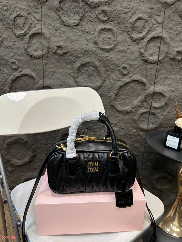 配折叠盒 缪家 Miumiu枕头包 缪缪期待已久的2024秀款 保龄球包 2024春夏系列包包简洁利落的设计 凸显功能性 实用主义 柔软舒服的触感 彰显 Miu