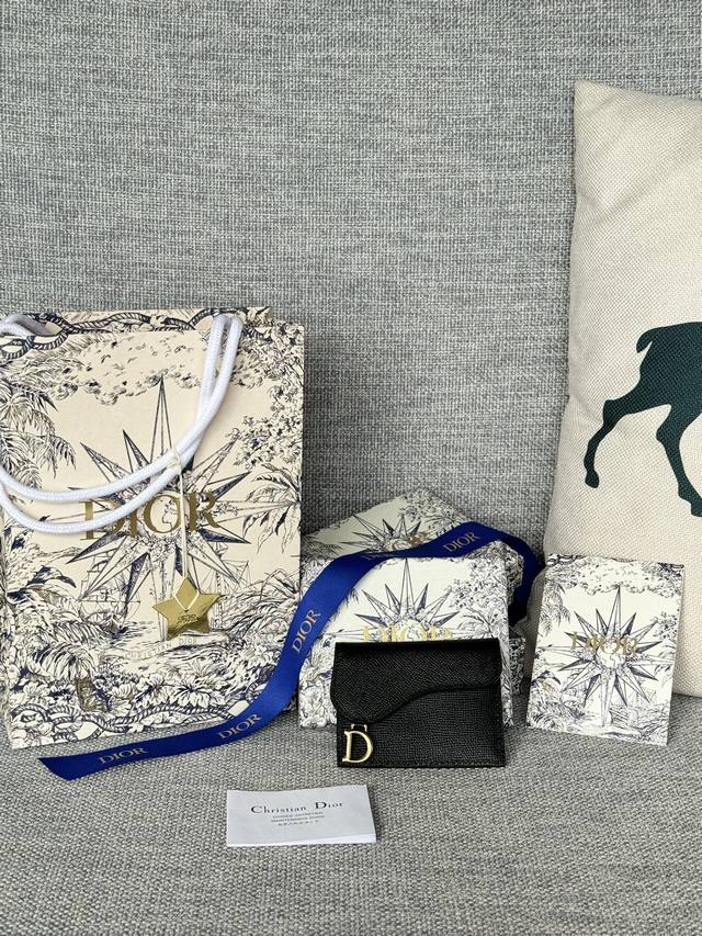 D家新款马鞍荔枝纹 小牛皮 小卡包出货!这款卡包三个卡槽后面有个零钱袋!复古经典的、荔枝纹小牛皮 原单品质,Dior New Model Card Bags 搭 D家新款马鞍荔枝纹 小牛皮 小卡包出货!这款卡包三个卡槽后面有个零钱袋!复古经典的、荔枝纹小牛皮 原单品质,Dior New Model Card Bags 搭