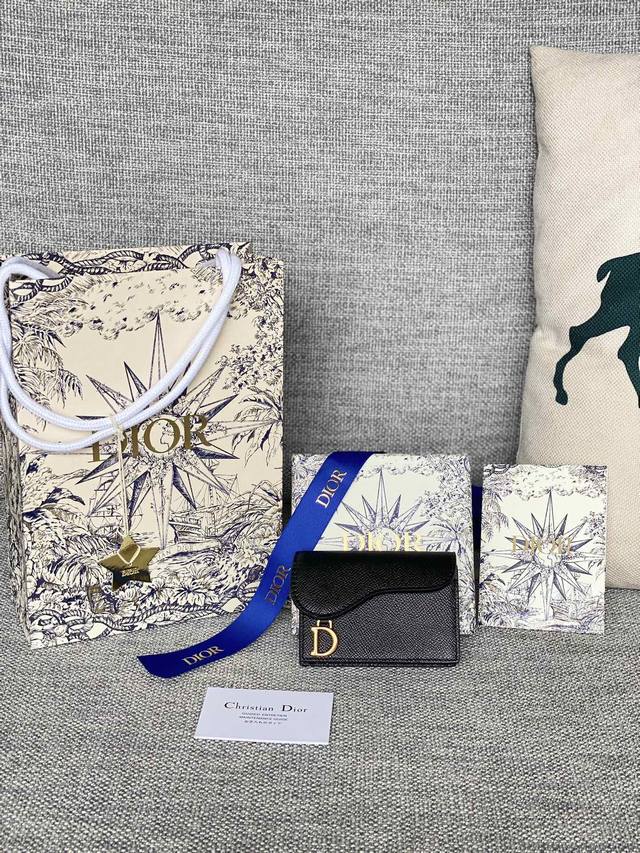 手掌纹全皮s5611升级版零钱包卡包dior.Obliquesaddle零钱包非常有辨识度的马鞍形状已经成为了d家的代表性元素外面的盖子是一个手枪造型标志性的字 手掌纹全皮s5611升级版零钱包卡包dior.Obliquesaddle零钱包非常有辨识度的马鞍形状已经成为了d家的代表性元素外面的盖子是一个手枪造型标志性的字