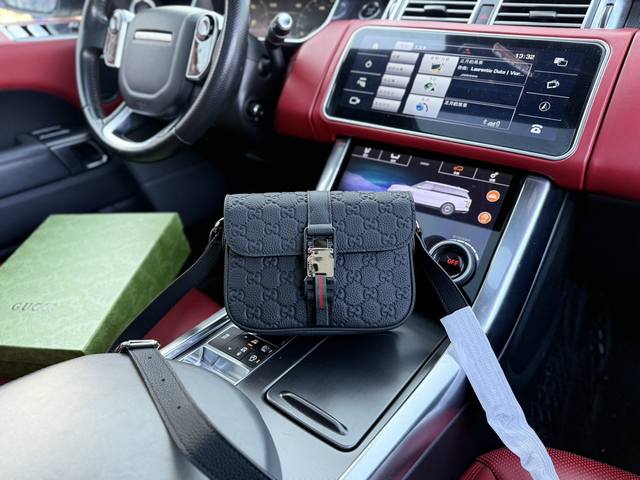 高端货 新款 “ Gucci ”古奇单肩包 Gucci古驰牛皮斜挎包 可调节肩带磁吸扣开合 粒面软皮 头层牛皮 单肩斜挎包 男款 黑色 超高清五金logo标志、 高端货 新款 “ Gucci ”古奇单肩包 Gucci古驰牛皮斜挎包 可调节肩带磁吸扣开合 粒面软皮 头层牛皮 单肩斜挎包 男款 黑色 超高清五金logo标志、