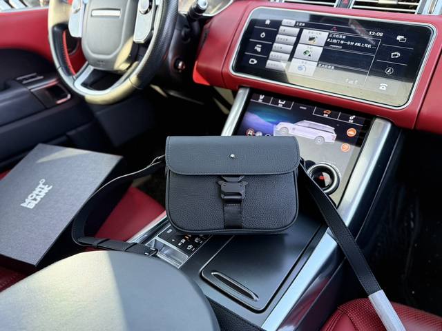 高端货 新款 “ Montblanc ”万宝龙单肩包 万宝龙牛皮斜挎包 可调节肩带磁吸扣开合 粒面软皮 头层牛皮 单肩斜挎包 男款 黑色 超高清五金logo标志 高端货 新款 “ Montblanc ”万宝龙单肩包 万宝龙牛皮斜挎包 可调节肩带磁吸扣开合 粒面软皮 头层牛皮 单肩斜挎包 男款 黑色 超高清五金logo标志