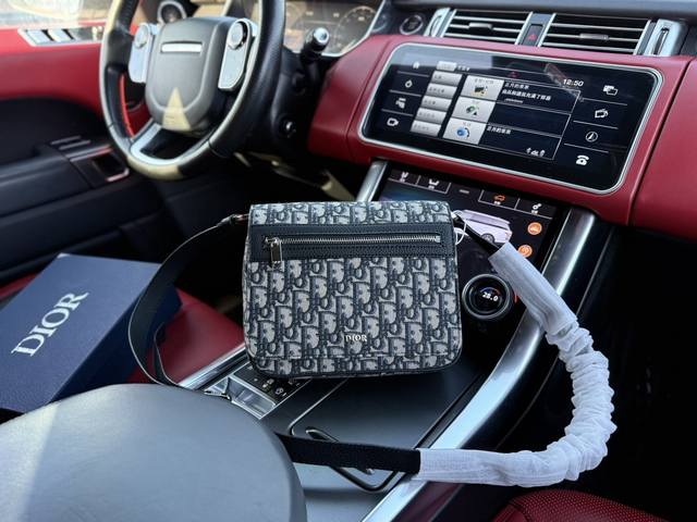 高端货 新款 “ Dior ”迪奥单肩包 Dior迪奥邮差包 Oblique 经典刺绣老花满印拉链开合 帆布拼牛皮革 信使差包斜挎包单肩包 常规 黑色 进口原厂 高端货 新款 “ Dior ”迪奥单肩包 Dior迪奥邮差包 Oblique 经典刺绣老花满印拉链开合 帆布拼牛皮革 信使差包斜挎包单肩包 常规 黑色 进口原厂