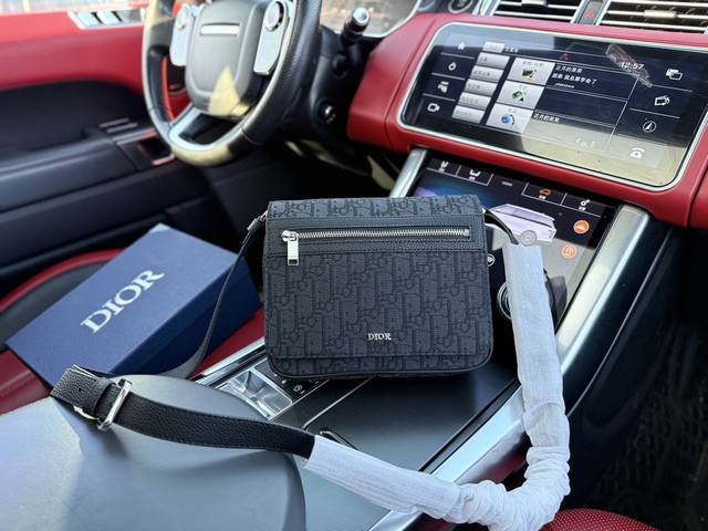 高端货 新款 “ Dior ”迪奥单肩包 Dior迪奥邮差包 Oblique 经典刺绣老花满印拉链开合 帆布拼牛皮革 信使差包斜挎包单肩包 常规 黑色 进口原厂 高端货 新款 “ Dior ”迪奥单肩包 Dior迪奥邮差包 Oblique 经典刺绣老花满印拉链开合 帆布拼牛皮革 信使差包斜挎包单肩包 常规 黑色 进口原厂