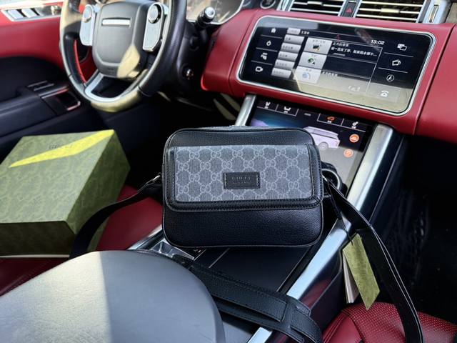 高端货 新款 “ Gucci ”古奇单肩包 Gucci古驰邮差包 Gg吊牌装饰可调节可拆卸肩带 皮革 单肩斜挎包 小号 男女同款情侣款 黑色 高清五金logo标 高端货 新款 “ Gucci ”古奇单肩包 Gucci古驰邮差包 Gg吊牌装饰可调节可拆卸肩带 皮革 单肩斜挎包 小号 男女同款情侣款 黑色 高清五金logo标