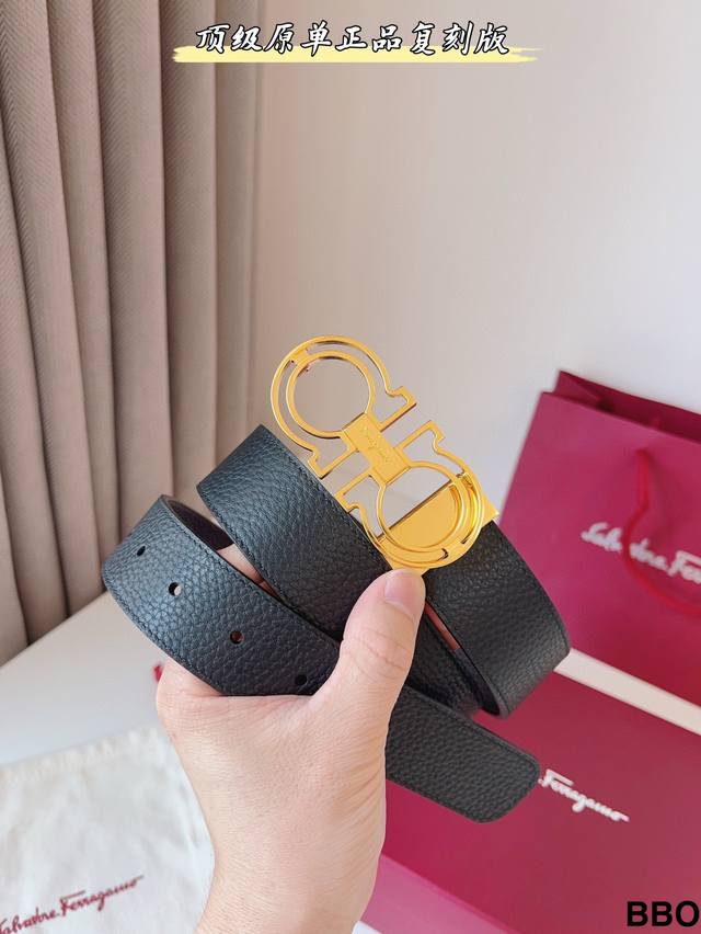 广州工厂直发菲拉 这款双面皮带时尚百搭，是不可或缺的男士配饰单品，以细腻皮革重新诠释经典风格，精选优质牛皮制作而成，缀以经典gancini扣饰增添点睛韵致；长度