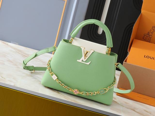 升级原版 M23949 M23950 M24471 M23951本款 Capucines Bb 手袋拥有华美 Lovelock 编织链条，以链环衔接手绘珐琅 M