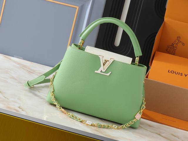 升级原版 M23949 M23950 M24471 M23951本款 Capucines 中号 手袋拥有华美 Lovelock 编织链条，以链环衔接手绘珐琅 M