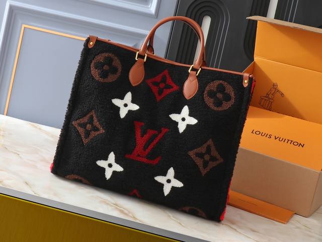 升级原版 M44571 M45039 M45321 本款Onthego 中号手袋将经典 Monogram 帆布与 Monogram Reverse 帆布分饰两侧