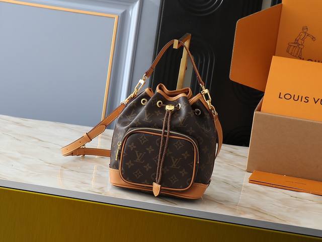 大 .小 升级原版 M14199 M14017 Noe Cargo 是一款小巧的水桶包，由亮面牛皮革构型，呈现尼龙般的科技感光泽，内衬采用深沉色调织物。金属件，