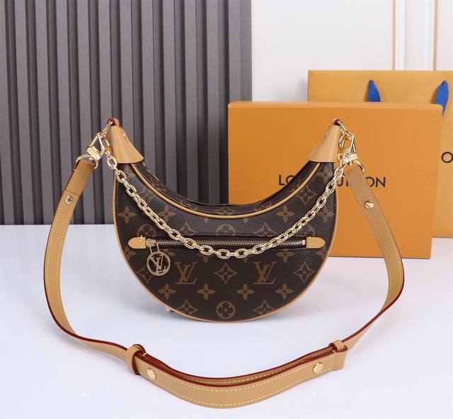 原单加强版 质量全面升级 独家实拍背景图、 M81098 月亮包Odeo 小号手袋，以 Monogram 帆布和加固皮革边角传递复古意味。可调节肩带便于肩背或斜