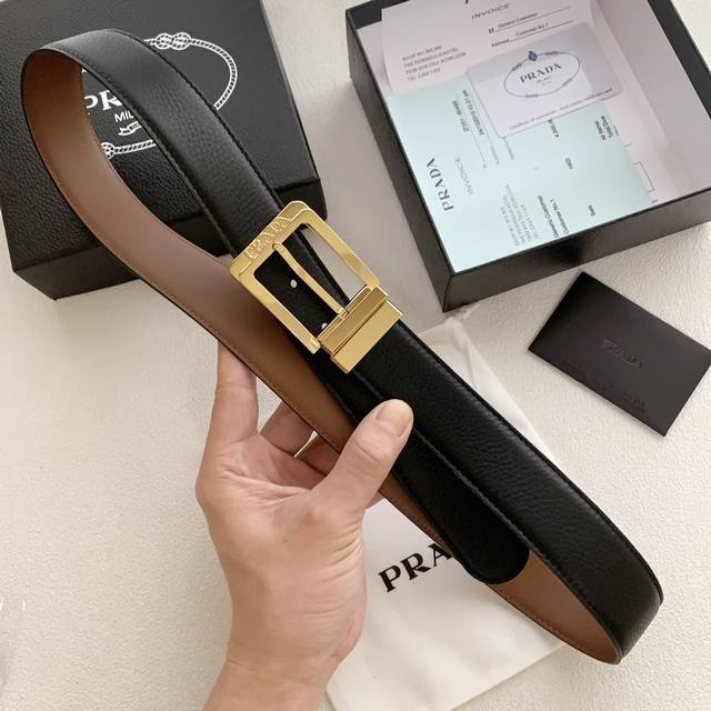 普拉达新款更新,原单精品,清晰皮纹质感柔软,双面进口牛皮,品质保真,双面可用旋转扣 媲美正品无压力 宽度3.5Cm 高清实拍大图 普拉达新款更新,原单精品,清晰皮纹质感柔软,双面进口牛皮,品质保真,双面可用旋转扣 媲美正品无压力 宽度3.5Cm 高清实拍大图