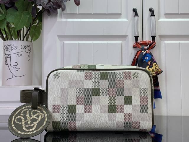 顶级原单 特惠 Locker Dopp Kit 盥洗袋 N00112 彩色 格子 本款 Locker Dopp Kit 盥洗袋以 Damoflage 涂层帆布构