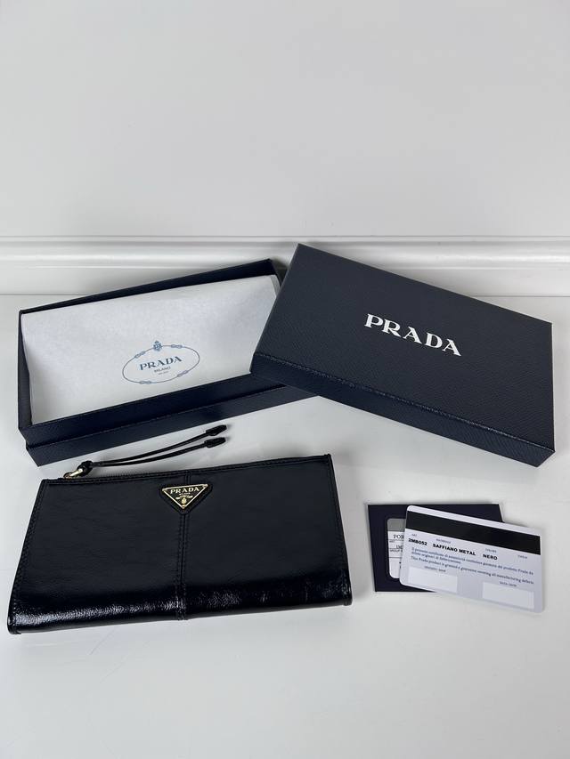 P家男女通用小袋包,这款小袋简约精致,采用进口油腊皮制作,三角形金属徽标,拉链开合。型号:1Mb051,尺寸20Cm*10Cm 2个卡位,1个皮革衬里 P家男女通用小袋包,这款小袋简约精致,采用进口油腊皮制作,三角形金属徽标,拉链开合。型号:1Mb051,尺寸20Cm*10Cm 2个卡位,1个皮革衬里