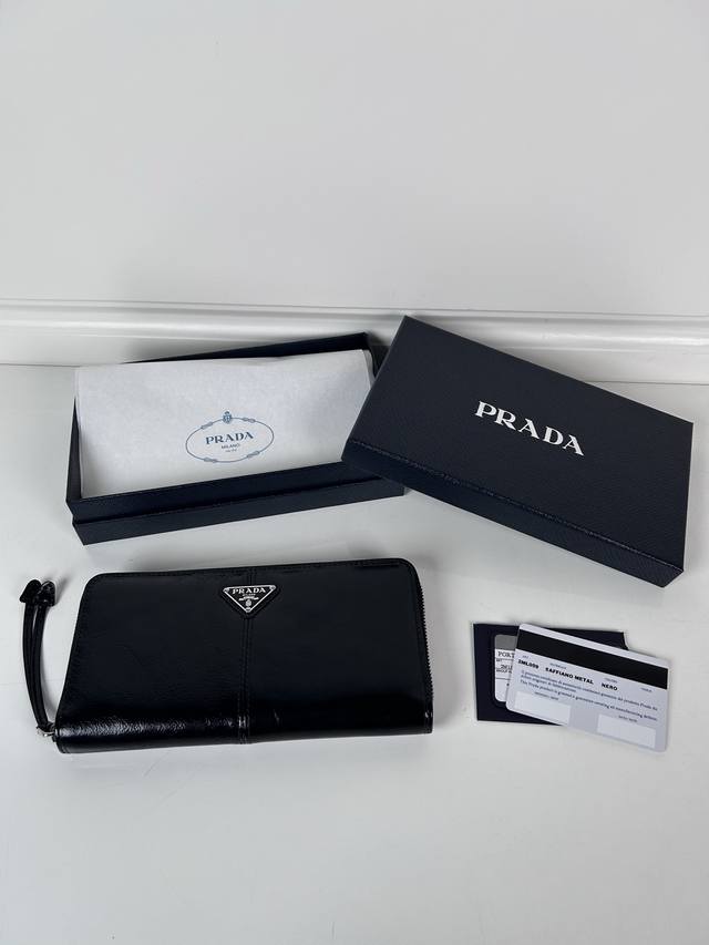 P家男士拉链包黑色油腊皮,三角银色五金标,元单品质,型号2Ml059,进口油腊牛皮制作,尺寸20Cm×10.3Cm, 代工 P家男士拉链包黑色油腊皮,三角银色五金标,元单品质,型号2Ml059,进口油腊牛皮制作,尺寸20Cm×10.3Cm, 代工