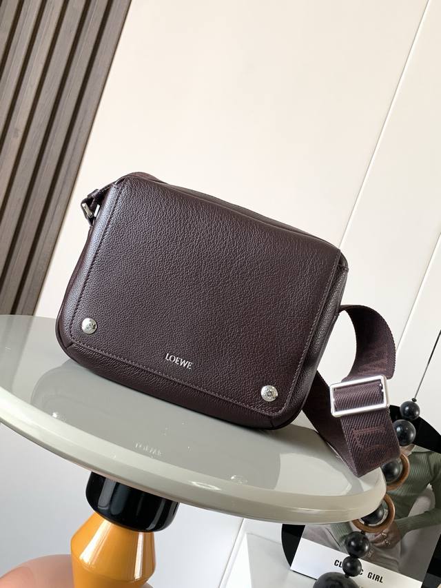 新款超小号柔软粒面牛皮革 Pebble 邮差包Pebble 邮差包采用实用精巧设计，配有双重标志性 Anagram Pebble ．此中号版本采用柔软粒面牛皮革