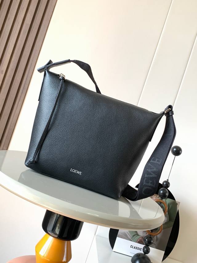 新款小号柔软粒面牛皮革 Cubi 斜挎包Cubi 斜挎包是一款宽敞且柔软的手袋可轻松适应体形。此小号版本采用柔软粒面牛皮革制成＊可斜挎或肩背＊可调节 Loewe