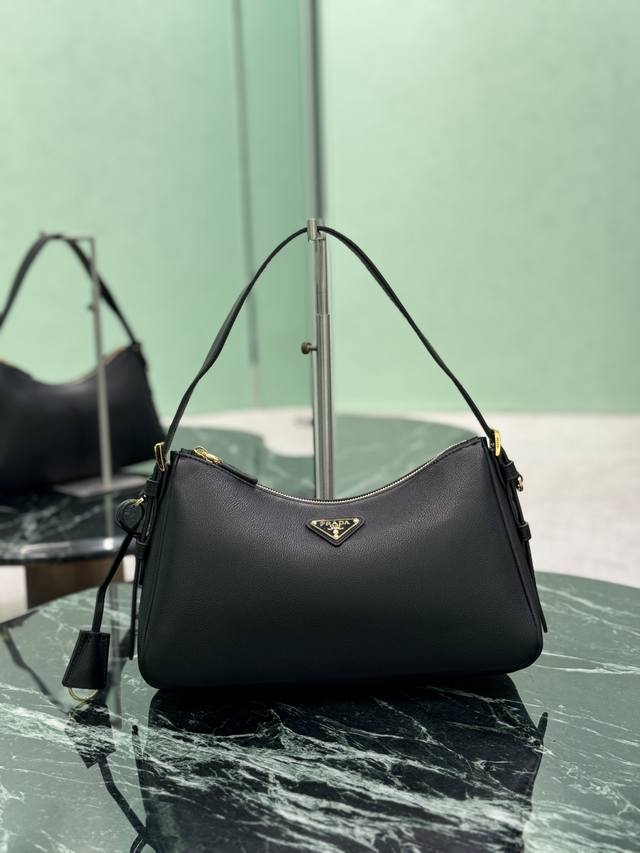 Aimee腋下包 小号 这款皮革腋下包设计气质简约，采用进口小牛皮，正面金属三角形珐琅徽标，配有可拆卸皮革肩带，皮质细腻柔软，实用轻便容量空间大，高级百搭。 尺