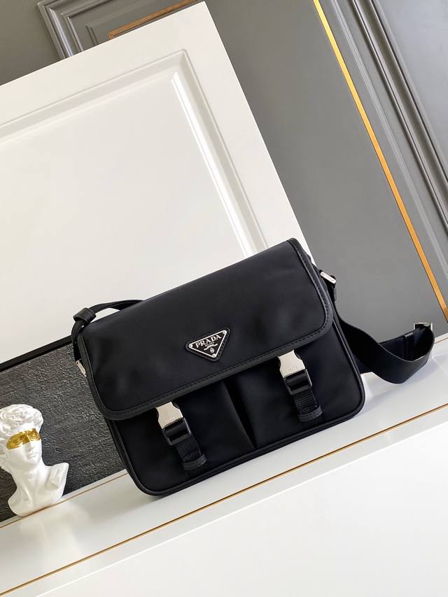 原单Prada新款邮差包尼龙材质和Saffiano皮革装饰 可调式肩带 带两个带扣的翻盖 背面拉链袋 翻盖下方两个口袋,分别为拉链袋和贴面口袋 带Prada徽标 原单Prada新款邮差包尼龙材质和Saffiano皮革装饰 可调式肩带 带两个带扣的翻盖 背面拉链袋 翻盖下方两个口袋,分别为拉链袋和贴面口袋 带Prada徽标