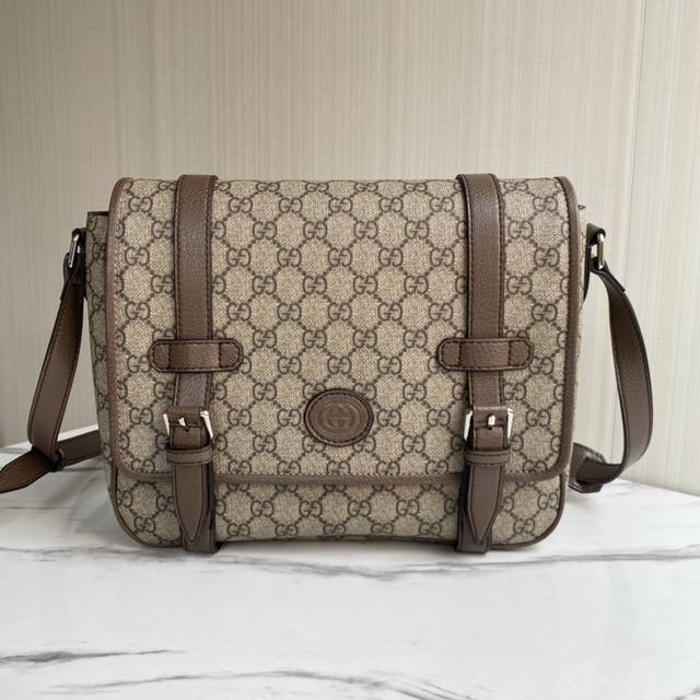 实拍# 型号:658542啡胶 尺寸:28-24-8.5Cm 这款单品采用了第一款信使包的原始设计元素,强调宽敞和实用的包内空间。选用品牌Gg Supreme帆 实拍# 型号:658542啡胶 尺寸:28-24-8.5Cm 这款单品采用了第一款信使包的原始设计元素,强调宽敞和实用的包内空间。选用品牌Gg Supreme帆