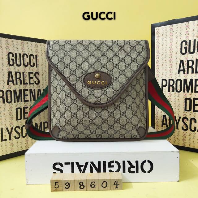 型号598604 中号信使包是Gg Supreme系列复古皮革配件系列的一部分,其特色是椭圆形皮革标签和金属猫头,这是众议院现已制定的代码。 纤巧的设计带有磁性 型号598604 中号信使包是Gg Supreme系列复古皮革配件系列的一部分,其特色是椭圆形皮革标签和金属猫头,这是众议院现已制定的代码。 纤巧的设计带有磁性