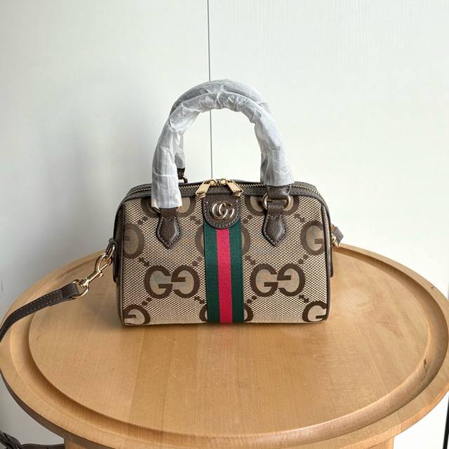 升级版实拍# 型号:772053。 尺寸:14 长 X 21.5 宽 X 11.5Cm 厚 作为品牌经典之作,Gg Supreme帆布已然成为Gucci设计世界 升级版实拍# 型号:772053。 尺寸:14 长 X 21.5 宽 X 11.5Cm 厚 作为品牌经典之作,Gg Supreme帆布已然成为Gucci设计世界