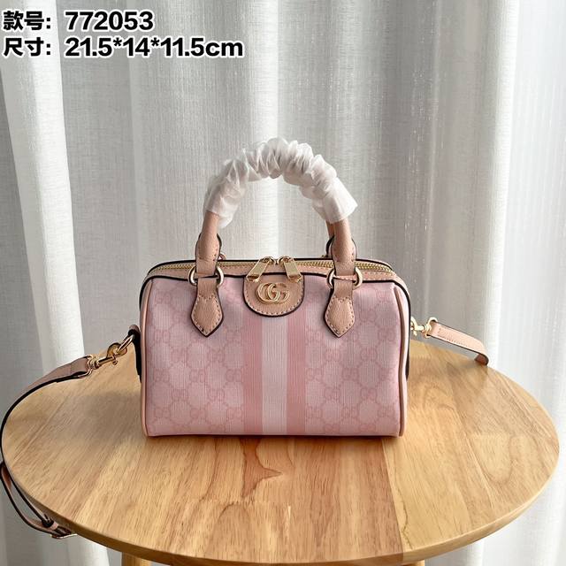 升级版实拍# 型号:772053。 尺寸:14 长 X 21.5 宽 X 11.5Cm 厚 作为品牌经典之作,Gg Supreme帆布已然成为Gucci设计世界 升级版实拍# 型号:772053。 尺寸:14 长 X 21.5 宽 X 11.5Cm 厚 作为品牌经典之作,Gg Supreme帆布已然成为Gucci设计世界