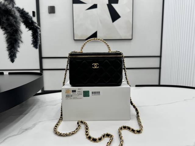 A96077 Chanel 24S 新款24S透明手提长盒子包 金属Logo 实用又不失独特的美感 小羊皮经典菱格 自带化妆镜 内容量满满 单肩斜挎手拎多用小包 A96077 Chanel 24S 新款24S透明手提长盒子包 金属Logo 实用又不失独特的美感 小羊皮经典菱格 自带化妆镜 内容量满满 单肩斜挎手拎多用小包