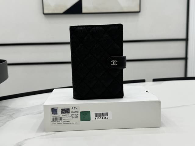 A96066 球纹牛皮 Chanel 24Ss♀So Black 护照夹新鲜热乎抢到了成都最后一支看到小红书有人发立马问Sa,这个好像目前已知有两个不同材质和颜 A96066 球纹牛皮 Chanel 24Ss♀So Black 护照夹新鲜热乎抢到了成都最后一支看到小红书有人发立马问Sa,这个好像目前已知有两个不同材质和颜