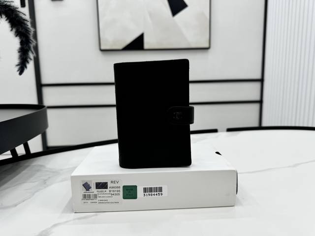 A96066 黑扣胎牛皮 Chanel 24Ss♀So Black 护照夹新鲜热乎抢到了成都最后一支看到小红书有人发立马问Sa,这个好像目前已知有两个不同材质和 A96066 黑扣胎牛皮 Chanel 24Ss♀So Black 护照夹新鲜热乎抢到了成都最后一支看到小红书有人发立马问Sa,这个好像目前已知有两个不同材质和