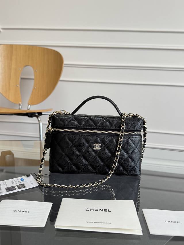 Chane125C春季新品 A P4407 精致小巧链条手拿包 颗粒小牛皮配金色金属 手柄还有小Logo 皮面上一条有弧度的缝线 让整个包看起来更加力挺 荔枝纹