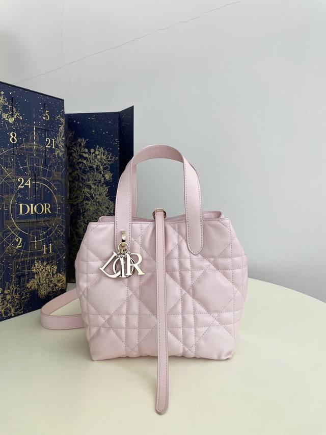 小号甜蜜粉现货 Toujours竖版系列小号,专属菜篮子,有点太美了,高颜值包包,轻松拿捏高级感,超大菱格的设计,搭配经典的字母配饰,摩登时尚感十足,包身结构十 小号甜蜜粉现货 Toujours竖版系列小号,专属菜篮子,有点太美了,高颜值包包,轻松拿捏高级感,超大菱格的设计,搭配经典的字母配饰,摩登时尚感十足,包身结构十