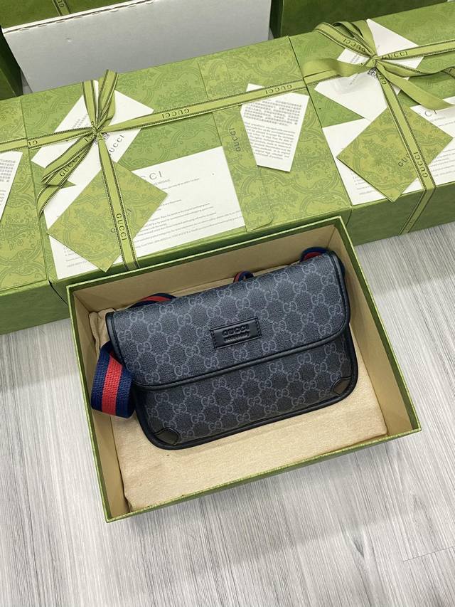 Supreme帆布系列腰包明星同款专柜品质顶级原单货原厂材质 专柜防尘布袋 实物实拍现货出货! 简介:这款线条简洁的腰包饰有正面拉链口袋细节,黑灰配色的Gg图案 Supreme帆布系列腰包明星同款专柜品质顶级原单货原厂材质 专柜防尘布袋 实物实拍现货出货! 简介:这款线条简洁的腰包饰有正面拉链口袋细节,黑灰配色的Gg图案