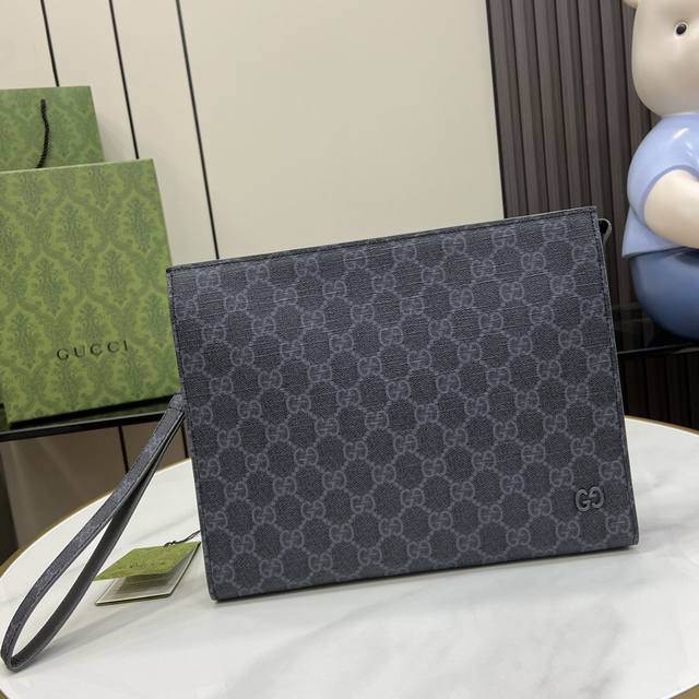 新品 饰Gg细节手拿包。作为品牌经典之作,Gg Supreme帆布已然成为Gucci设计世界的标志性面料。这款手拿包通体点缀字母交织图案。Gg配件为单品增添品牌 新品 饰Gg细节手拿包。作为品牌经典之作,Gg Supreme帆布已然成为Gucci设计世界的标志性面料。这款手拿包通体点缀字母交织图案。Gg配件为单品增添品牌